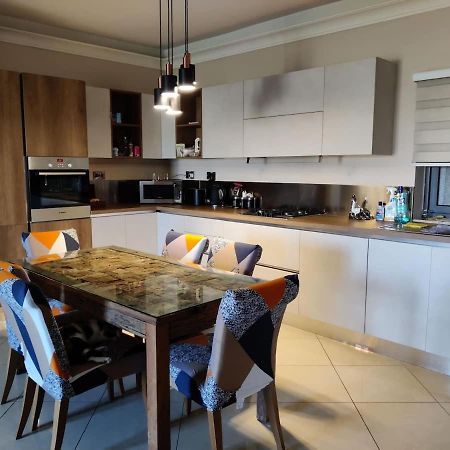 خليج سانت بول Cosy Designer Finished Apartment With Unobstructed Views المظهر الخارجي الصورة