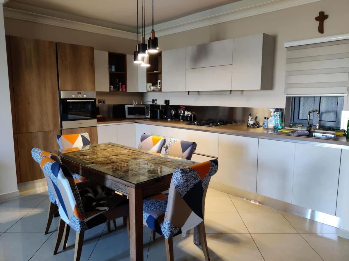 خليج سانت بول Cosy Designer Finished Apartment With Unobstructed Views المظهر الخارجي الصورة